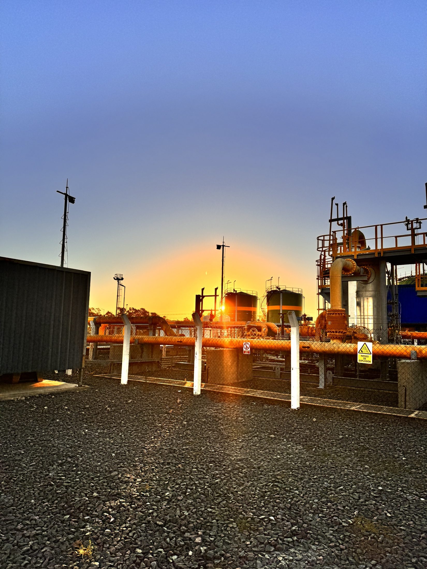 Instalaciones de planta al atardecer