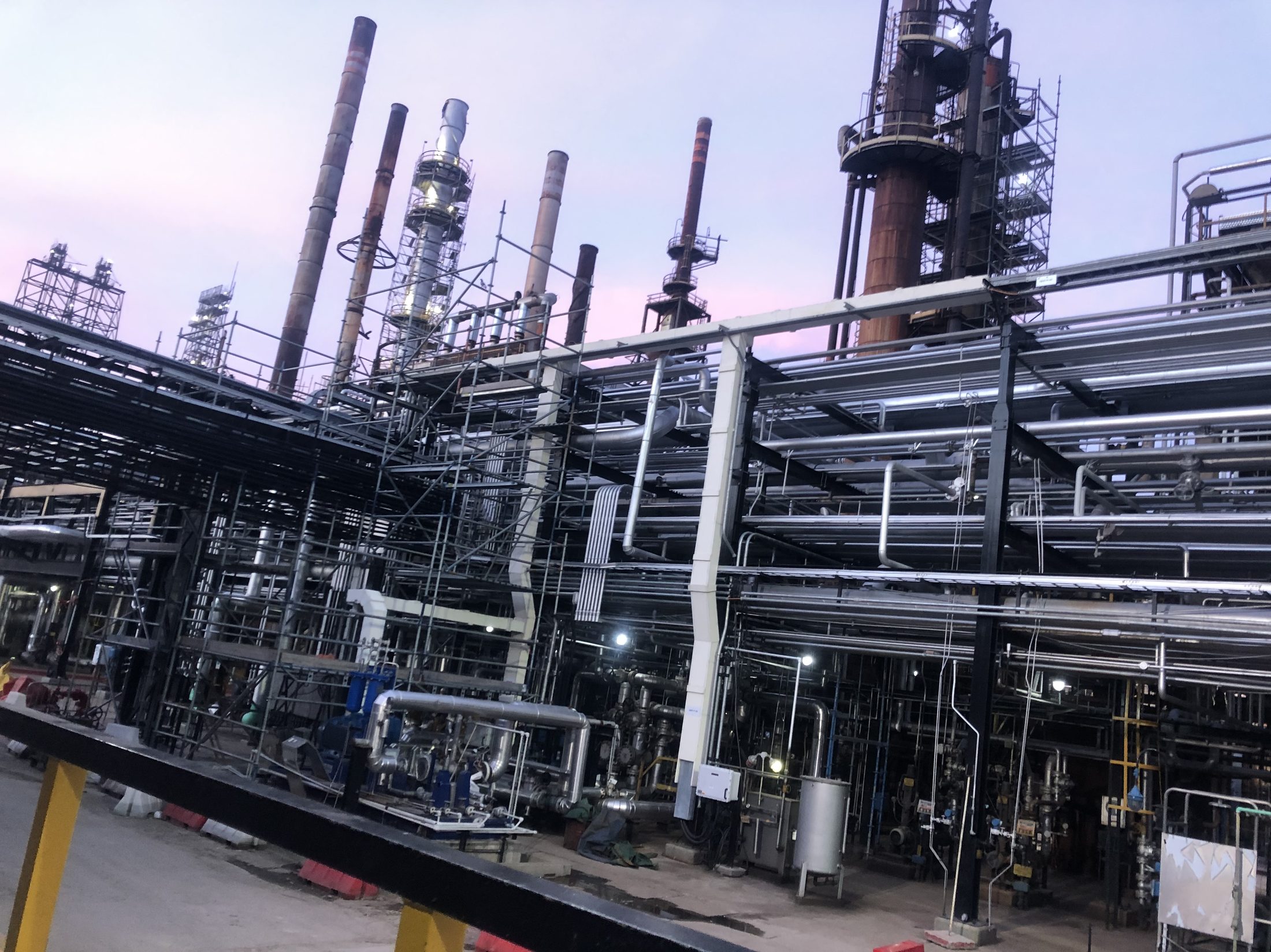 Planta de proceso al atardecer